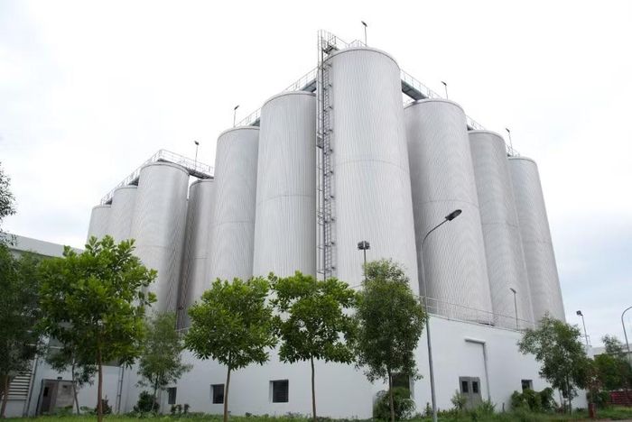 Tank lên men ngoài trời tại Nhà máy Bia Hà Nội - Mê Linh thế kỷ 21