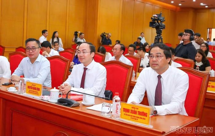 Lãnh đạo tỉnh Thái Nguyên cùng các đại biểu tham dự hội thảo.