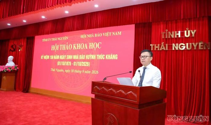 Ông Lê Quốc Minh, Ủy viên Trung ương Đảng, Tổng Biên tập Báo Nhân Dân, Phó Trưởng Ban Tuyên giáo Trung ương, Chủ tịch Hội Nhà báo Việt Nam phát biểu tại hội thảo.