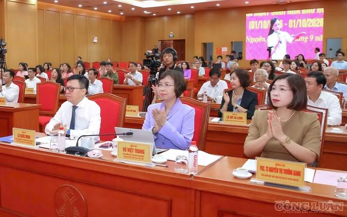 Các đại biểu tập trung theo dõi những tham luận, trao đổi tại hội thảo.