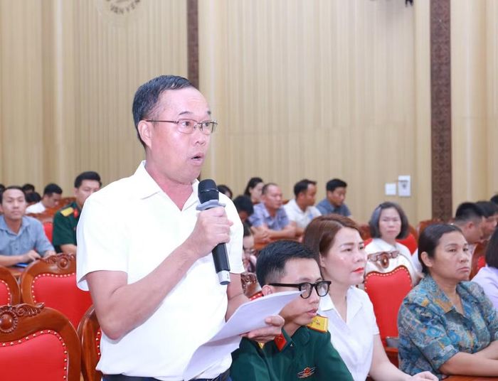 Cử tri kiến nghị với Đoàn đại biểu Quốc hội tỉnh. Ảnh: laocai.gov.vn.