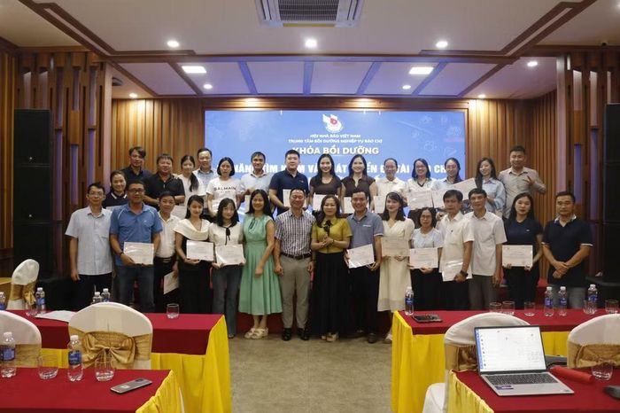 Trao chứng nhận cho 37 học viên đã hoàn thành lớp bồi dưỡng