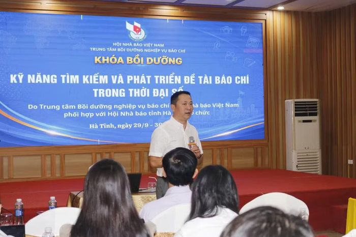 Nhà báo Trần Ngọc Long, Trưởng phòng Truyền thông - Đa phương tiện, Báo Điện tử VietnamPlus, TTXVN, giảng viên kiêm chức của Trung tâm Bồi dưỡng nghiệp vụ báo chí truyền đạt cho các học viên