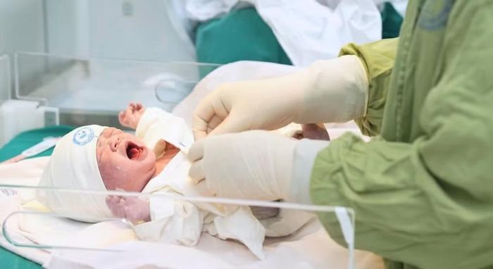 Như vậy, nếu được áp dụng, chính sách hỗ trợ có thể bắt đầu từ giai đoạn trước khi mang thai và tiếp tục trong thai kỳ, những tháng đầu đời của trẻ. Ảnh: Phụ sản Trung ương