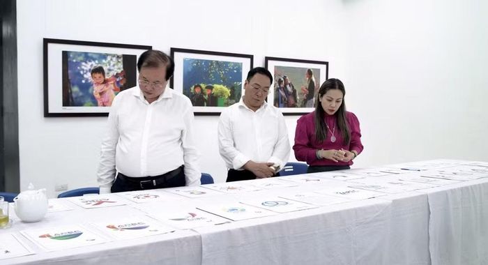 Thứ trưởng Tạ Quang Đông và các thành viên trong Hội đồng thực hiện việc chấm chọn. Ảnh: Bộ VHTTDL