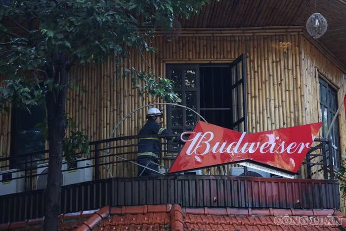 Lực lượng chức năng tiếp cận khu vực ban công, kiểm tra và xử lý nguy cơ cháy lan bên trong công trình.