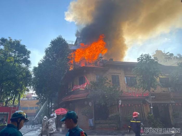 Một số nhân chứng cho biết, thời điểm đám cháy bùng phát, nhiều người đang có mặt trong nhà hàng đã nhanh chóng tự thoát ra ngoài an toàn.