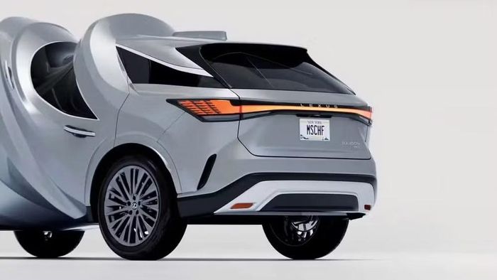 Ý tưởng của Twisted Car được MSCHF mô phỏng hình ảnh một vật thể đang chuyển động bị kéo giãn hoặc biến dạng trong một khung hình. Ảnh: Lexus