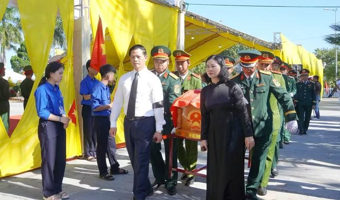 Bà Nguyễn Thị Tuyến, Phó Bí thư Đảng ủy Chính phủ và ông Vương Quốc Tuấn, Bí thư Tỉnh ủy Quảng Trị thực hiện nghi thức di chuyển hài cốt liệt sĩ đến nơi an táng. Ảnh: TN