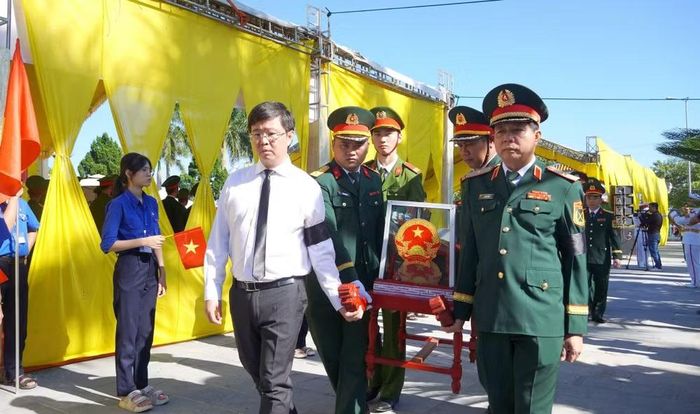 Lãnh đạo tỉnh thực hiện nghi thức di chuyển hài cốt liệt sĩ đến nơi an táng. Ảnh: TN
