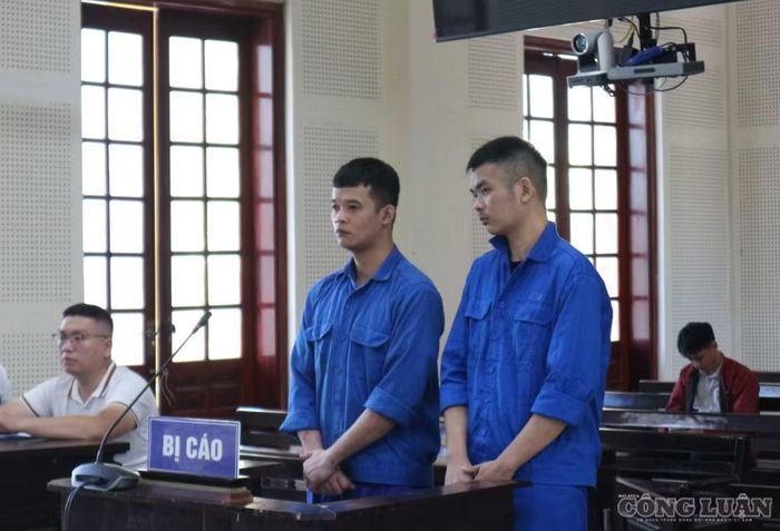 Hai bị cáo Dương Mạnh Tài và Hồ Văn Duy tại tòa. Ảnh: Kim Long