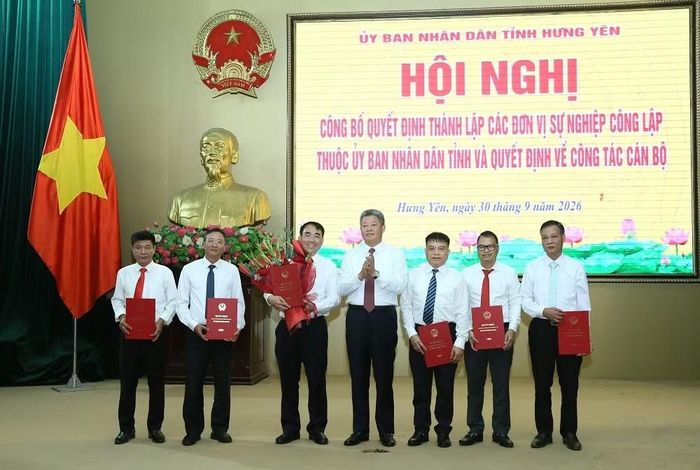 Chủ tịch UBND tỉnh Hưng Yên Nguyễn Mạnh Quyền trao các quyết định và tặng hoa chúc mừng lãnh đạo Ban Quản lý dự án đầu tư xây dựng công trình giao thông. Ảnh: hungyen.gov.vn