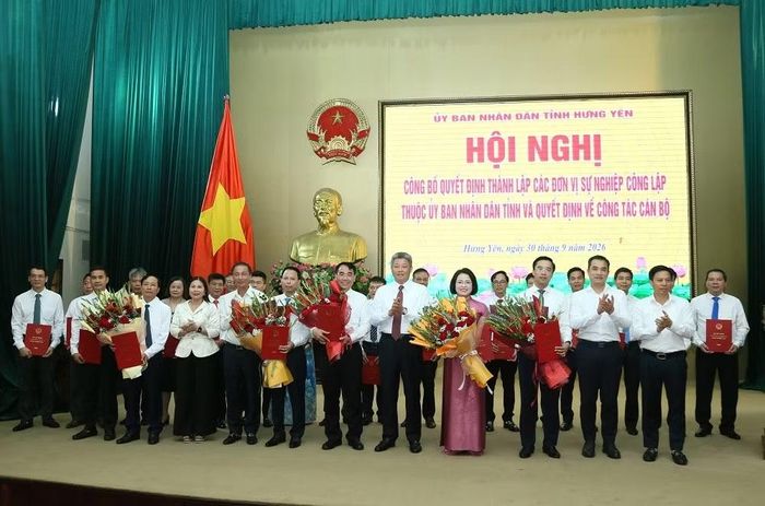 Chủ tịch UBND tỉnh Nguyễn Mạnh Quyền và các đồng chí lãnh đạo tỉnh tặng hoa chúc mừng các đồng chí vừa được điều động, bổ nhiệm trong dịp này. Ảnh: hungyen.gov.vn