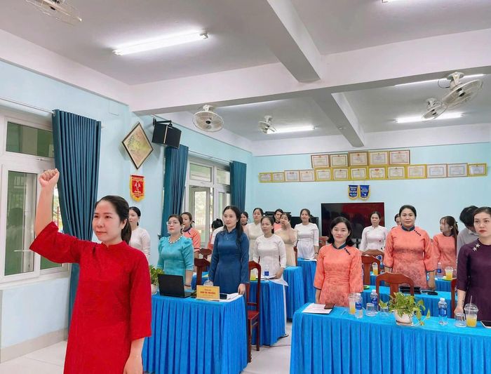 Tại xã Vinh Lộc, trong 8 tháng năm 2026, Đảng bộ xã đã kết nạp 26 Đảng viên mới (chỉ tiêu phát triển Đảng viên mới hằng năm là 22 đồng chí, vượt chỉ tiêu 4 Đảng viên). 