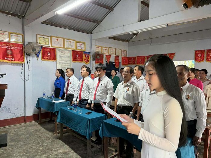 Đảng viên mới đọc lời tuyên thệ trong lễ kết nạp Đảng. 