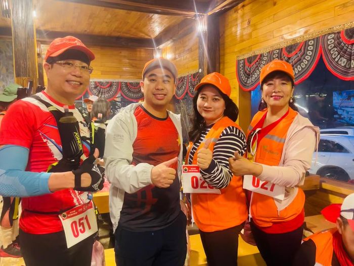 Nhà báo Vũ Lan Anh (ngoài cùng bên phải) cùng 3 đồng nghiệp của báo Tiền phong tham dự giải leo núi "Bước chân trên mây" mùa 2. Ảnh: NVCC