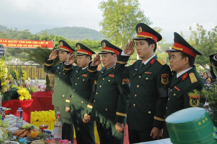 Các đại biểu dâng hoa, dâng hương tưởng nhớ các anh hùng liệt sỹ (Ảnh: Trường Hải)