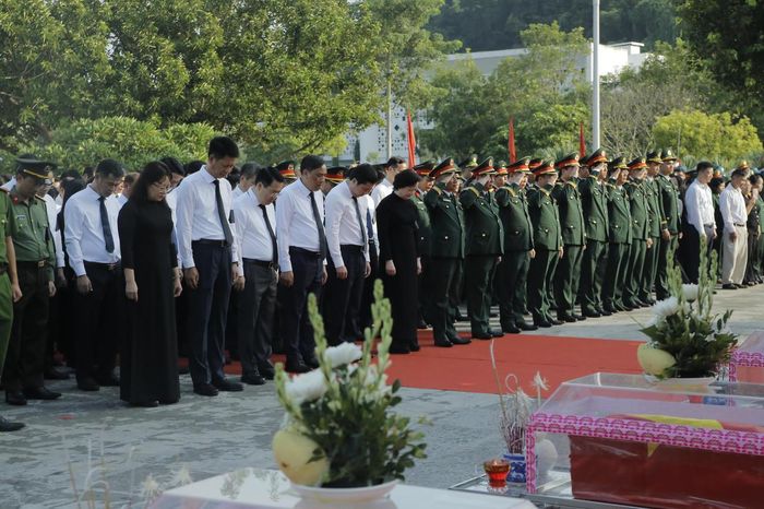 Các đại biểu và nhân dân dành phút mặc niệm tưởng nhớ các anh hùng liệt sỹ (Ảnh: Trường Hải).