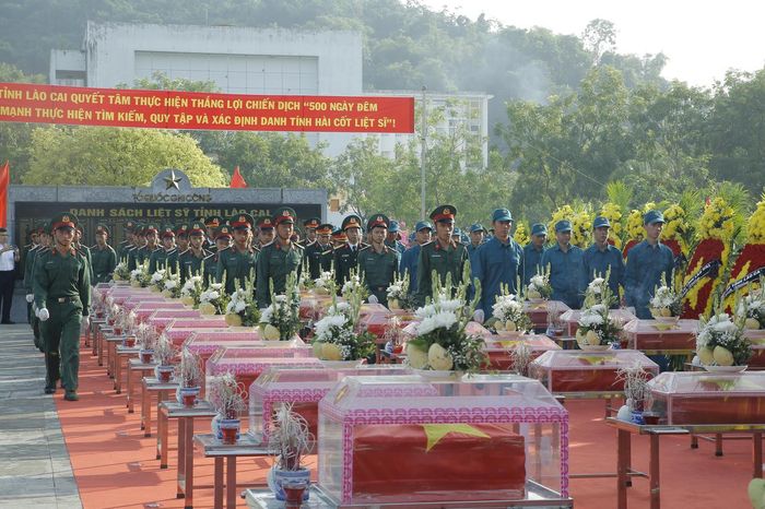 Lựu lượng chức năng thực hiện di chuyển hài cốt liệt sĩ (Ảnh: Trường Hải)