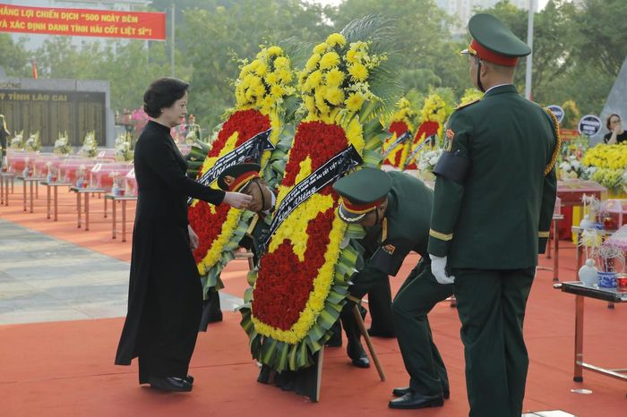 Phó Thủ tướng Chính phủ Phạm Thị Thanh Trà dâng hương tưởng nhớ các anh hùng liệt sỹ (Ảnh: Trường Hải).