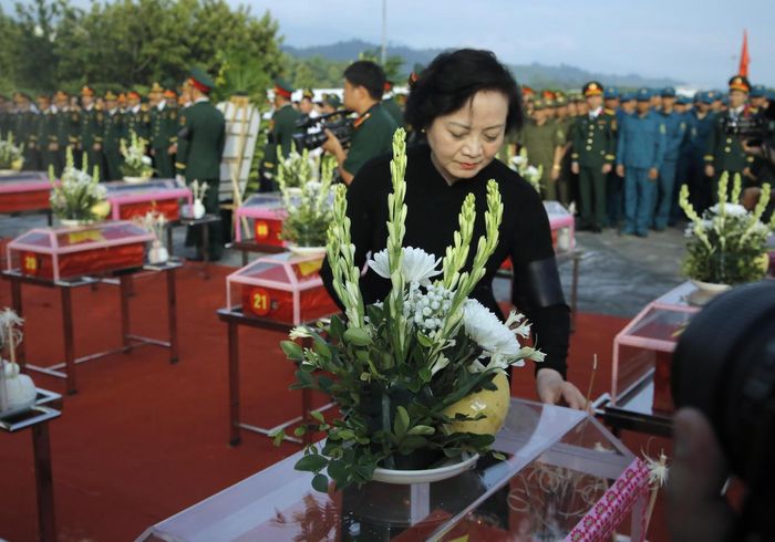 Phó Thủ tướng Chính phủ Phạm Thị Thanh Trà thắp hương tri ân các anh hùng liệt sỹ (Ảnh: Trường Hải).