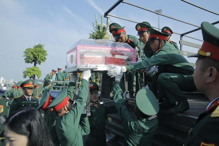 Sau lễ truy điệu, các hài cốt liệt sĩ được di chuyển về các nghĩa trang để tiến hành an táng (Ảnh: Trường Hải).