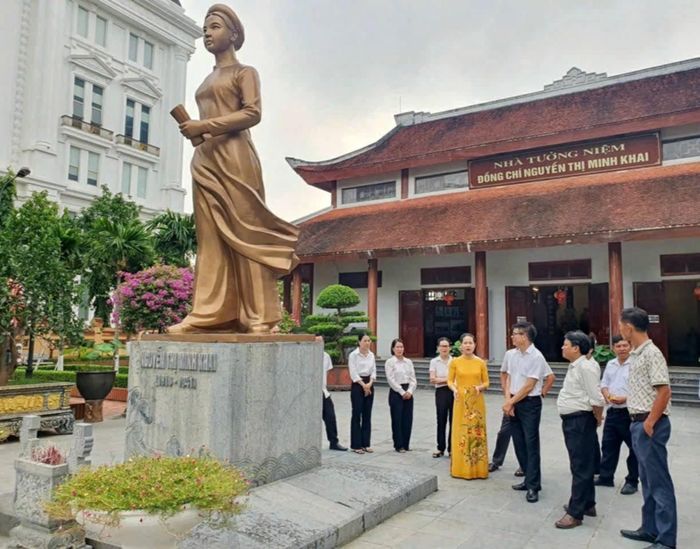 Du khách nghe thuyết minh tại Nhà tưởng niệm đồng chí Nguyễn Thị Minh Khai. Ảnh: T.H