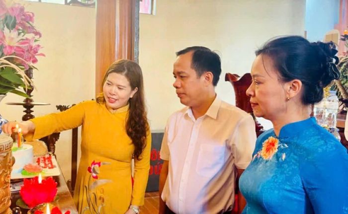 Các đại biểu tham dự lễ kỷ niệm 116 năm Ngày sinh đồng chí Nguyễn Thị Minh Khai. Ảnh: T.H