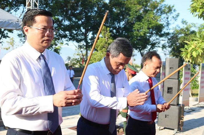 Tại khu mộ cụ Huỳnh Thúc Kháng (núi Thiên Ấn, phường Trương Quang Trọng) các đại biểu thành kính dâng hương, dâng hoa tưởng niệm người chí sĩ yêu nước, nhà hoạt động cách mạng, nhà báo và là Quyền Chủ tịch nước Việt Nam Dân chủ Cộng hòa. (Ảnh: Vân Anh)