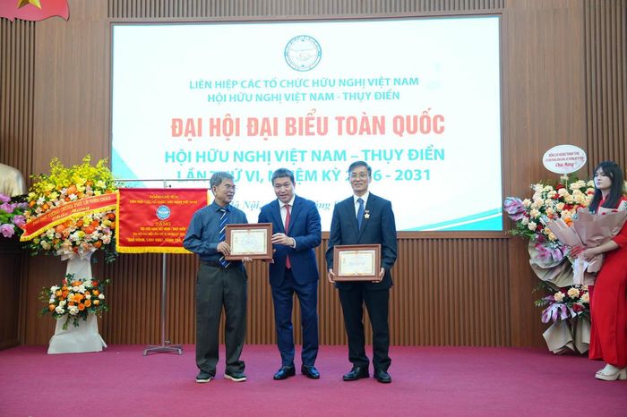 Trao Kỷ niệm chương "Vì hòa bình, hữu nghị giữa các dân tộc" cho 2 lãnh đạo Hội nhiệm kỳ 2018-2026.