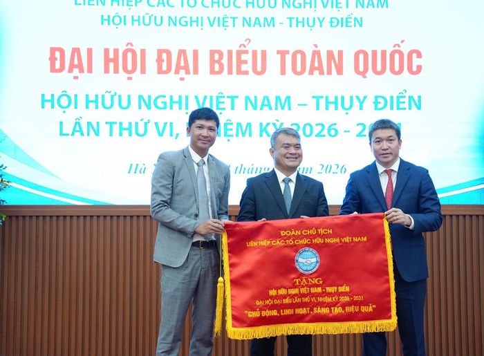 Đoàn Chủ tịch Liên hiệp các tổ chức hữu nghị Việt Nam tặng cờ lưu niệm cho Hội.