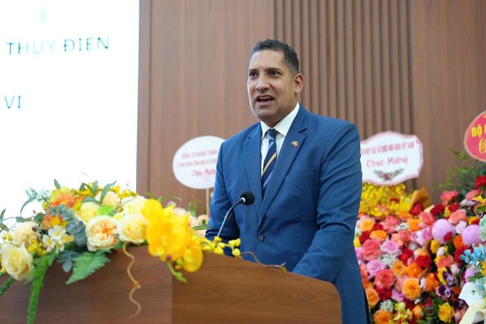 Đại sứ Johan Ndisi phát biểu chúc mừng.
