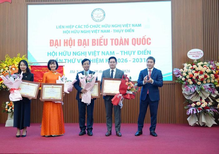 Trao tặng Bằng khen cho hội viên của Hội trong nhiệm kỳ 2018-2026.