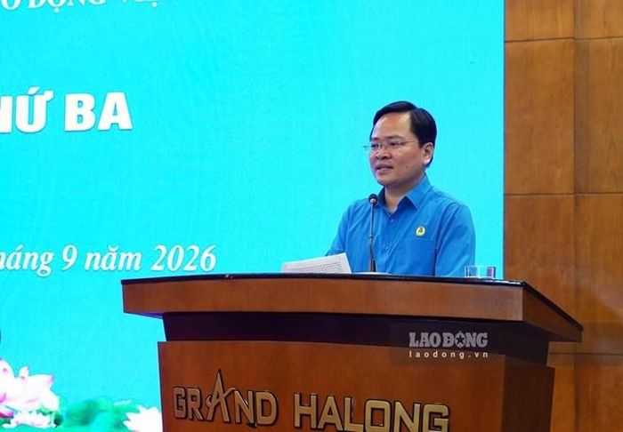 Ủy viên Trung ương Đảng, Phó Chủ tịch Ủy ban Trung ương MTTQ Việt Nam, Chủ tịch Tổng LĐLĐVN Nguyễn Anh Tuấn phát biểu bế mạc hội nghị. (Ảnh: Đoàn Hưng)