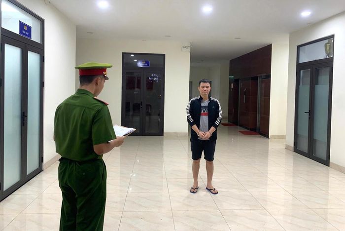 Đối tượng Trần Văn Quân tại cơ quan công an. (Ảnh: Công an cung cấp)