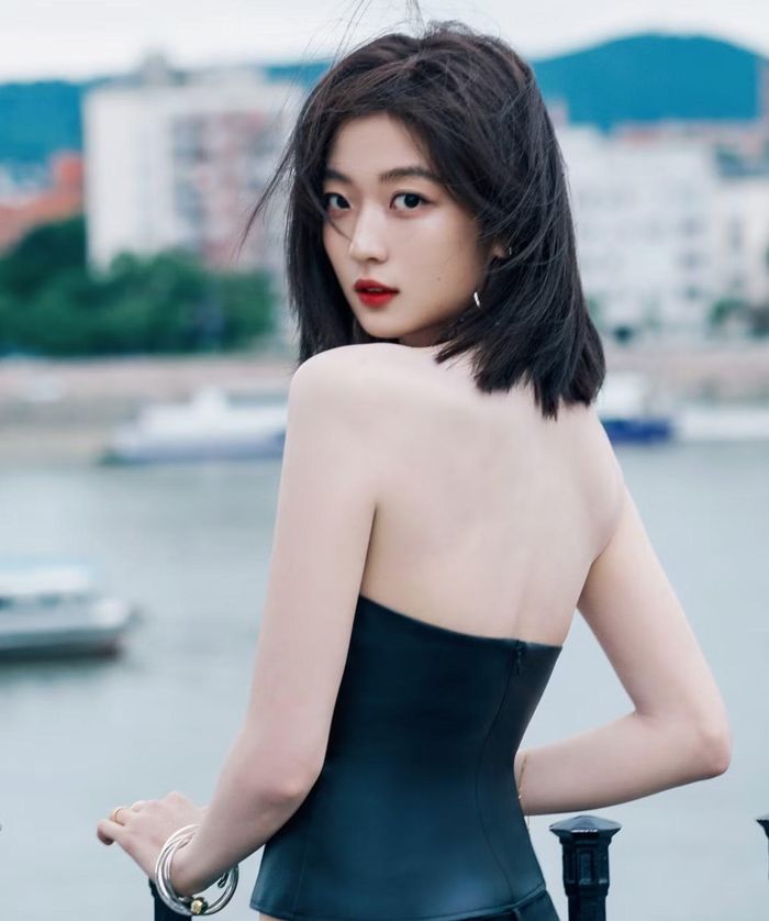 Siêu mẫu Lưu Văn (trái) và nữ diễn viên Tôn Thiên cũng không tránh khỏi những lời chỉ trích.