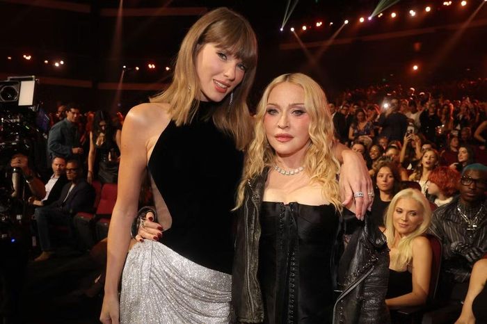 Madonna chứng minh "gừng càng già càng cay", hoàn toàn đủ sức cạnh tranh với những ngôi sao hot nhất hiện nay như Taylor Swift. Ảnh: CBS.