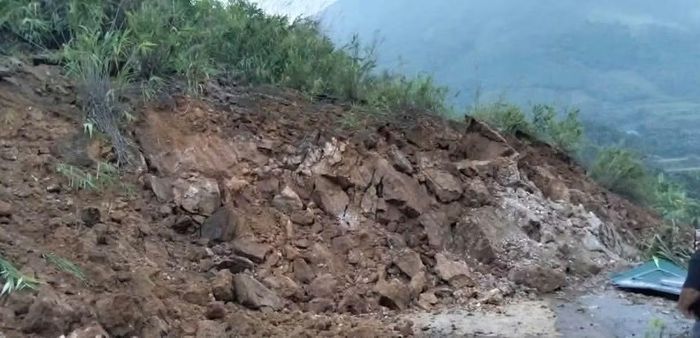 Có khoảng 10.000m3 đất đá sạt xuống vị trí Km79+200 Quốc lộ 279, thuộc địa phận xã Bảo Hà gây tắc đường hoàn toàn.