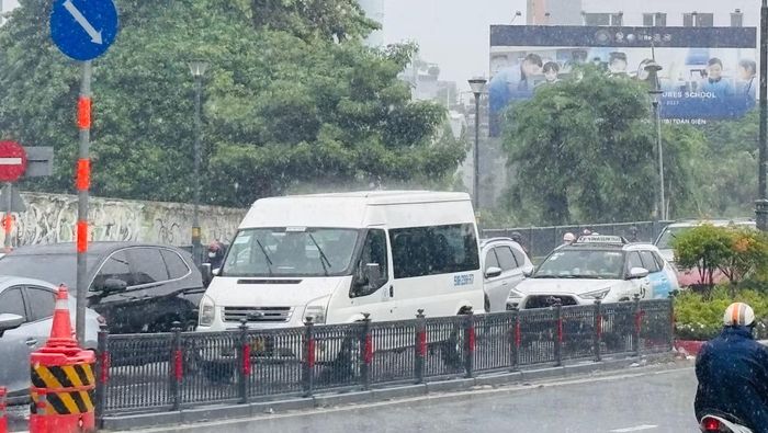 Mưa lớn khiến dòng xe lưu thông qua một số tuyến đường trung tâm bị ùn ứ.