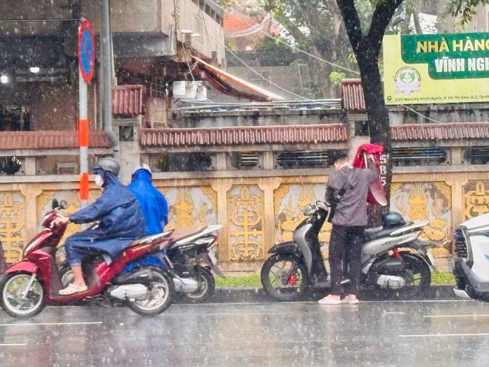 Mưa lớn bất ngờ khiến nhiều người trở tay không kịp.