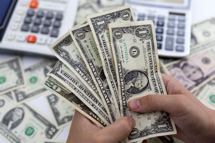 Đồng USD tăng lên mức cao nhất trong vài tháng, gây thêm sức ép lên giá vàng trên thị trường quốc tế. Ảnh: Reuters.