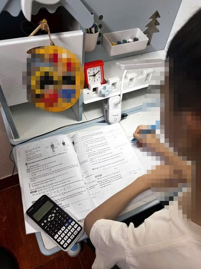 Phụ huynh học sinh Trường THCS Chu Văn An (Hải Phòng) phô tô sách cho con học.