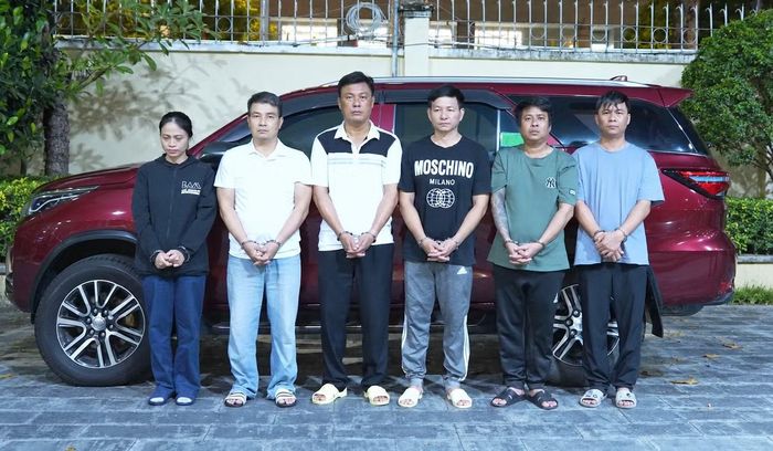 Nhóm người cùng tang vật tại cơ quan công an.