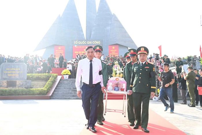 Lãnh đạo tỉnh Lào Cai, Quân khu 2 di chuyển hài cốt đến nơi an táng.