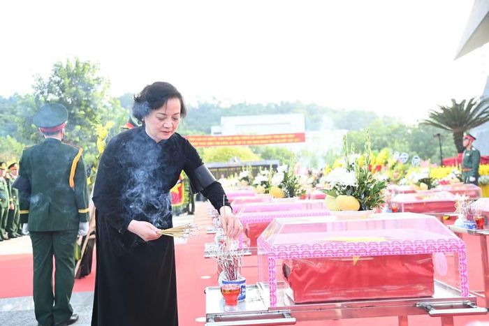 Phó Thủ tướng Phạm Thị Thanh Trà dâng hương hài cốt các Anh hùng liệt sĩ.