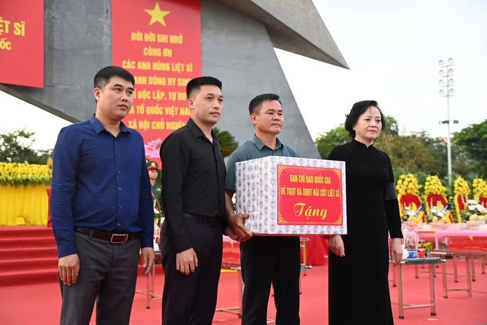 Phó Thủ tướng Phạm Thị Thanh Trà tặng quà Ban Quản lý Nghĩa trang phường Cam Đường và xã Bảo Thắng.
