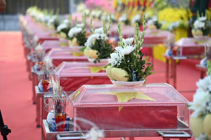 Hài cốt các liệt sĩ được di chuyển đến nơi an táng.