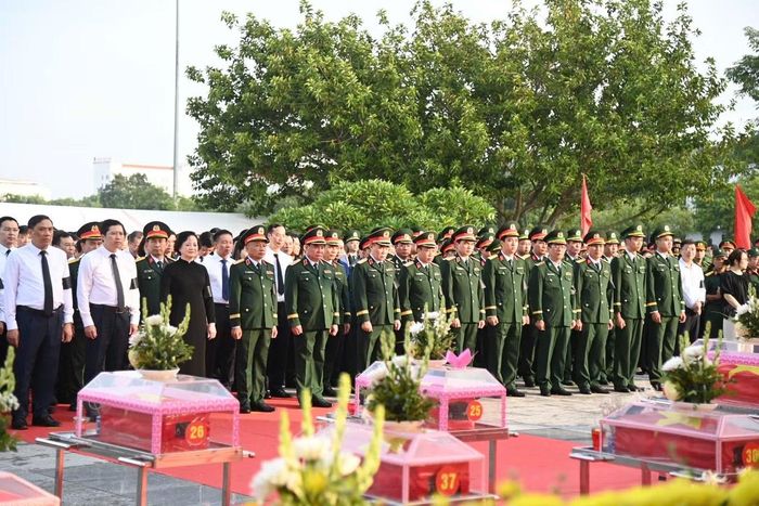 Các đại biểu tưởng niệm các Anh hùng liệt sĩ.