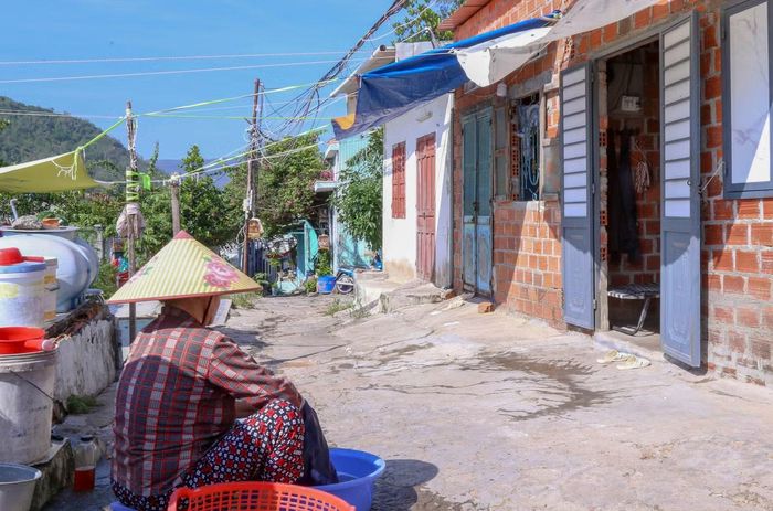 Bà Nguyễn Thị Lệ Thủy (65 tuổi) cho biết, gia đình bà đến đây dựng nhà từ năm 2007. Cuộc sống khó khăn, cả gia đình 6 người chủ yếu làm thuê kiếm sống, dù biết nơi ở tiềm ẩn nguy hiểm nhưng vẫn phải cố bám trụ vì không còn lựa chọn nào khác. Theo bà Thủy, một số hộ nơi đây cũng mong được hỗ trợ di dời để ổn định cuộc sống.