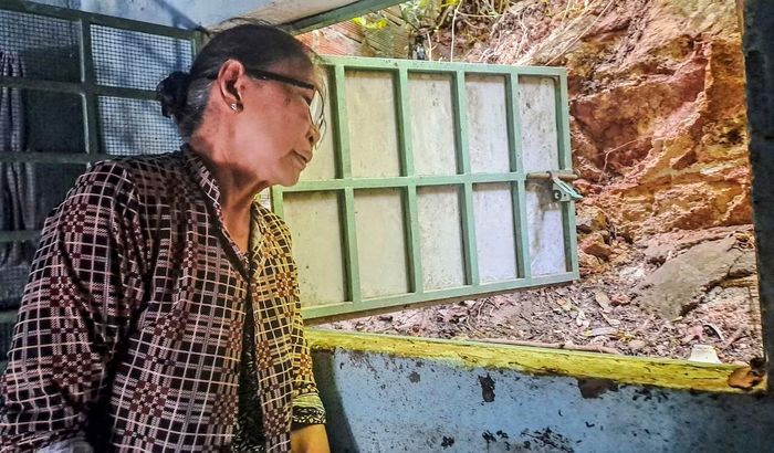 Cách đó không xa, căn nhà của bà Dương Thị Hương (68 tuổi) nằm sát vách núi. Theo bà Hương, mỗi khi mưa lớn, nước từ trên núi ào ào đổ xuống﻿, tràn vào nhà. “Thấy trời mưa là sợ. Gia đình phải lật đật dọn hết đồ đạc, rồi ra phía trước nằm, lỡ có chuyện gì còn biết đường mà chạy”, bà kể. 